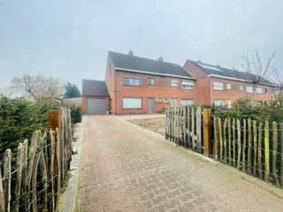 Ruime half open woning met 5 slaapkamers te koop in Menen.Indeling:Inkomhal met apart toilet, kelder en een lichtrijke leefruimte, keuken met...