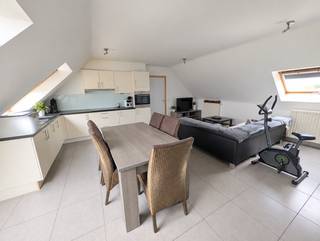 Zeer rustig gelegen twee-slaapkamer appartement te Erembodegem in nabijheid van openbaar vervoer, scholen en natuur. Het appartement bevindt zich op de derde verdieping en beschikt over een lift tot de 2 verdieping. Het omvat een lichtrijke leefruimte met open keuken, twee slaapkamers, een badkamer met douche, een afzonderlijk toilet en een berging. In de huurprijs zit 1 staanplaats inbegrepen. De maandelijkse lasten bedragen 45 euro (omvattende onderhoud lift, kuisen gemeenschappelijke delen, ...) Indien dit recent appartement u kan interesseren, aarzel niet ons te contacteren.