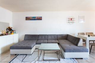 Dit deels te renoveren appartement geniet van een uitstekende ligging, op wandelafstand van Park Bisschoppenhof. Bovendien bereikt u in enkele minuten zowel Wijnegem Shopping, als het bruisende stadscentrum van Antwerpen. Winkels, openbaar vervoer, horecazaken en sportfaciliteiten bevinden zich in de onmiddellijke omgeving. Dankzij de vlotte aansluiting op belangrijke invals- en uitvalswegen is de bereikbaarheid uitstekend. De Mobiscore van 8,8/10 onderstreept de gunstige ligging.<br />Het appartement bevindt zich op de 4de verdieping en is bereikbaar met de lift. De praktische indeling en de vele lichtinval vormen een uitstekende basis om het volledig naar eigen smaak te renoveren.<br />Via de inkomhal komt u terecht in de ruime, lichtrijke leefruimte met aansluitend de keuken. De grote raampartijen zorgen voor een aangename, open sfeer en geven toegang tot het terras aan de voorzijde.<br />Centraal in het appartement bevindt zich de badkamer, uitgerust met een douche, lavabo en toilet. Aan de rustige achterzijde liggen twee volwaardige slaapkamers, waarvan één directe toegang biedt tot het tweede terras. Dankzij de twee terrassen geniet u op elk moment van de dag van een aangenaam plekje in de zon.<br />Verder beschikt het appartement over een privatieve kelderberging, ideaal als extra opslagruimte.<br />Momenteel verhuurd.<br />EPC: label B-P- &amp; G-score D &amp; C-Stedenbouw: in aanvraag<br />Interesse? Surf naar www.walls.be of bel ons op 03 233 33 00 voor meer informatie of een bezoek ter plaatse.