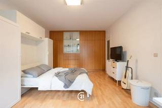 Instapklare studio van 45 m² in perfecte staat van onderhoud en gunstig gelegen ten opzichte van het openbaar vervoer en winkelsHet appartement bevindt zich op de 2e verdieping in een kleine mede-eigendom.. Ideaal voor een vaste stek (pied-à-terre) of voor een investering.Er is ook nog een lift, een gepantserde inkomdeur en een kelder.De indeliong is als volgt : een inkomhal met apart toilet en vestiairekast, een lichtvolle leefruimte met ingebouwde kasten en een ingebouwde uitklapbaar bed, een recente vernieuwde douchekamer en een zeer recente ingerichte keuken.Zeer aangename living en zo goed als instapklaar.
