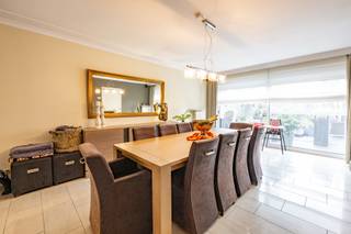 <p>In het centrum van Kontich bevindt zich dit ruim-en lichtrijk duplexappartement. <br /><br />VERDIEPING 1<br />Ruime leefruimte met grote ramen en natuurlijke lichtinval<br />Volledig uitgeruste keuken met aansluitende wasplaats/berging<br />Prachtig zonnig terras<br />Apart toilet<br /><br />VERDIEPING 2<br />4 tot 5 slaapkamers<br />Master-bedroom met dressing en toegang tot extra terras<br />Badkamer met bad, douche en dubbele lavabo met meubel<br />Apart toilet<br />De 5de slaapkamer is voorzien van waterleidingen en afvoer voor een tweede badkamer<br /><br />POSITIEVE ASPECTEN<br />Absolute topligging in Kontich<br />5 slaapkamers<br />2 zonnige terrassen<br />Bouwjaar 1989, zeer solide en kwalitatief gebouwd<br />Instapklaar</p>