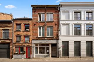 Ontdek dit veelzijdige vastgoed met tal van mogelijkheden.<br />Dit pand bestaat uit twee afzonderlijke delen. Het voorste gedeelte biedt een opportuniteit voor het inrichten van een kleine handelszaak, kantoor of horecaruimte. Dankzij de zichtbare en centrale ligging vormt dit de perfecte plek om een eigen zaak op te starten. Achteraan bevindt zich een stockageruimte/conciërgewoning, die naar eigen smaak en wensen kan worden ingericht. Dit gedeelte dient volledig gerenoveerd te worden. De ligging is een absolute troef: vlakbij de markt van Diest, met winkels, horeca op wandelafstand. Kortom, een pand met mogelijkheden voor wie visie heeft en deze unieke kans wil benutten!