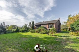 <p><strong><span>Karakteristieke woning met dubbele garage op een ruim perceel van 46 are 50 ca</span></strong></p>
<p><span>Deze karakteristieke woning uit 1964 is gelegen in een landelijke omgeving, op een steenworp van de Nederlandse grens. De woning bevindt zich op een ruim en volledig omheind perceel van maar liefst 46 are 50 ca, waar rust, privacy en ruimte centraal staan.</span></p>
<p><span>De woning werd gebouwd met duurzame en degelijke materialen en beschikt over een praktische split-levelindeling. Op het gelijkvloers bevinden zich een ruime inkomhal, een lichtrijke woon- en eetkamer, een ruime keuken en een multifunctionele bureauruimte. Op de verdieping zijn er drie ruime slaapkamers. Daarnaast beschikt de woning over een kelderverdieping met verschillende bergruimtes en sanitaire voorzieningen.</span></p>
<p><span>Een absolute meerwaarde zijn de ruime zolder van 131 m² boven de woning en de vrijstaande dubbele garage met een bijkomende zolderruimte van 51 m². Deze ruimtes bieden tal van mogelijkheden voor opslag of een verdere invulling naar eigen behoeften.</span></p>
<p><span>Ook buiten heeft deze eigendom heel wat te bieden. De tuin is aangelegd met gras- en tuinperken en een kleine vijver. Het volledige perceel is omheind met smeedwerk en toegankelijk via een voetgangerspoortje en een elektrische schuifpoort.</span></p>
<p><strong><span>Indeling:</span></strong></p>
<p><strong><span>Gelijkvloers:</span></strong></p>
<ul>
<li>
<p><span>Ruime inkomhal</span></p>
</li>
<li>
<p><span>Lichtrijke woon- en eetkamer</span></p>
</li>
<li>
<p><span>Ruime keuken met zicht op de tuin</span></p>
</li>
<li>
<p><span>Achterinkomhal </span></p>
</li>
<li>
<p><span>Bureauruimte naast de inkomhal</span></p>
</li>
</ul>
<p><strong><span>1ste verdieping:</span></strong></p>
<ul>
<li>
<p><span>Nachthal</span></p>
</li>
<li>
<p><span>3 ruime slaapkamers</span></p>
</li>
</ul>
<p><strong><span>Kelderverdieping:</span></strong></p>
<ul>
<li>
<p><span>Badkamer met douche en toilet</span></p>
</li>
<li>
<p><span>Apart toilet<br /></span></p>
</li>
<li><span>Bergruimte</span></li>
<li>
<p><span>Technische ruimte met verwarmingsketel</span></p>
</li>
<li>
<p><span>Rechtstreekse toegang naar buiten</span></p>
</li>
</ul>
<p><strong><span>Zolder:</span></strong></p>
<ul>
<li>
<p><span>Verder in te richten zolderruimte van 131 m²</span></p>
</li>
</ul>
<p><strong><span>Buitenruimte:</span></strong></p>
<ul>
<li>
<p><span>Tuin met gras- en tuinperken en een kleine vijver</span></p>
</li>
<li>
<p><span>Vrijstaande dubbele garage met zolderruimte van 51 m²</span></p>
</li>
<li><span>Achterzijde van garage is een stal voorzien</span></li>
<li>
<p><span>Volledig omheind perceel met smeedwerk</span></p>
</li>
<li>
<p><span>Elektrische schuifpoort en aparte toegangspoort</span></p>
</li>
</ul>
<p><strong><span>Troeven:</span></strong></p>
<ul>
<li>
<p><span>Rustige, landelijke ligging nabij de Nederlandse grens</span></p>
</li>
<li>
<p><span>Uitzonderlijk ruim perceel van 46 are 50 ca</span></p>
</li>
<li>
<p><span>Drie ruime slaapkamers en een bureauruimte</span></p>
</li>
<li>
<p><span>Maar liefst 182 m² aan bijkomende zolderruimte</span></p>
</li>
<li>
<p><span>Tal van mogelijkheden voor wie op zoek is naar ruimte, flexibiliteit en privacy<br /><br /></span></p>
</li>
</ul>
<p><span>Ben jij op zoek naar een karaktervolle woning met veel ruimte en potentieel? Neem contact met ons op voor meer informatie of een bezichtiging. We helpen je graag verder!</span></p>