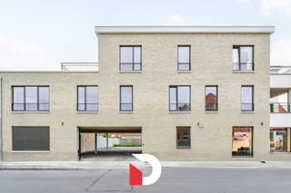In Assebroek, op wandelafstand van enkele van de mooiste natuurgebieden van Brugge en op fietsafstand van het stadscentrum, wordt het nieuwe project Lupine momenteel afgewerkt. Deze stijlvolle residentie staat voor hedendaags wooncomfort, een doordachte indeling en kwalitatief wonen op een gegeerde ligging.<br /><br />Appartement 0103 is een ruim en lichtrijk appartement met 3 slaapkamers, een bewoonbare oppervlakte van 126 m² en een aangenaam vierkant terras van 14 m². De slimme indeling zorgt voor een bijzonder comfortabele woonbeleving, met een mooie aansluiting tussen leefruimte en terras. Dankzij de grote raampartijen geniet je hier volop van natuurlijk licht en een open gevoel.<br /><br />Ook op technisch vlak is dit appartement volledig mee met de toekomst. Zo wordt het uitgerust met individuele warmtepompen, zonnepanelen en een ventilatiesysteem, wat zorgt voor energiezuinig en duurzaam wonen. Bovendien krijg je als koper inspraak in de kwalitatieve afwerking, zodat je jouw nieuwe thuis mee vorm kan geven volgens je eigen smaak.<br /><br />Er is eveneens mogelijkheid om een overdekte of niet-overdekte autostaanplaats aan te kopen.<br /><br />Ben je op zoek naar een ruim nieuwbouwappartement met 3 slaapkamers, een sterke indeling en een aangenaam terras in Assebroek? Dan is appartement 0103 in Lupine zeker het ontdekken waard.<br /><br />Contacteer ons snel voor dit fantastische project!