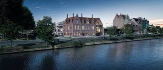 Langs de Vaartstraat wordt een volledig nieuw en modern appartementsgebouw opgetrokken met 5 appartementen en 1 handelsruimte. Het moderne nieuwbouwproject in combinatie met de renovatie bezorgd de omgeving rond de Sint-Pieterskaai en de Vaartstraat de unieke uitstraling die ze verdient. <br /><br />Residentie De Gendarmerie biedt naast residentiële entiteiten ook ruime handelsruimtes aan.<br />In het nieuwbouwgedeelte langs de Vaartstraat bevindt zich 1 ruime en lichtrijke handelsruimte. Zowel een kantoorruimte alsook handelszaak kunnen zich perfect huisvesten op deze commerciële topligging lans de Brugse Ring. De handelsruimte wordt casco (water- en winddicht) aangeboden waardoor u zelf volledig kiest welke richting u uitgaat.<br /><br />In de ondergrondse parkeergarage, te bereiken met autolift, bevinden zich parkeerplaatsen en kelderbergingen.  
<ul>
	<li>Moderne uitstraling binnen een unieke setting; </li>
	<li>Commerciële topligging; </li>
	<li>Ruime en lichtrijke handelsruimte; </li>
	<li>Inrichting volledig zelf te bepalen. </li>
</ul>
Wenst u graag de mogelijkheden te bespreken omtrent dit handelspand. Contacteer ons via de website van Residentie De Gendarmerie. <br /> 