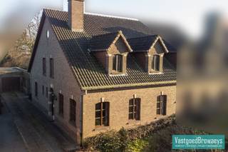 Deze te renoveren fermette is gelegen nabij tal van verbindingswegen en kan mits beperkte kosten makkelijk naar een energielabel C geraken. Vervang...