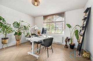 <p><span>Deze charmante woning werd recent volledig gerenoveerd tot een stijlvolle, eigentijdse gezinswoning en geniet van een uitstekende ligging in het centrum van Lochristi!</span></p><p><span>Bij het betreden van de woning komt u binnen in een sfeervolle inkomhal, waar de karaktervolle houten trap meteen de aandacht trekt. Dankzij de elegante glazen deuren geniet de woning van een overvloed aan natuurlijk licht. De gezellige leefruimte is uitgerust met een sfeerkachel en sluit naadloos aan op de ruime uitbouw, waardoor de beschikbare oppervlakte optimaal wordt benut. De aangename veranda brengt het buitengevoel naar binnen en laat u het hele jaar door genieten van het zicht op de tuin. De open keuken is praktisch ingericht, voorzien van de nodige toestellen en beschikt over heel wat kastruimte. Dankzij de doordachte indeling, met een subtiele afscheiding van de leefruimte, kookt u er in alle rust terwijl u toch verbonden blijft met de rest van de woning. Achteraan bevindt zich de tijdloze badkamer, uitgerust met een praktische wasaansluiting. Op de eerste verdieping bevinden zich drie volwaardige slaapkamers. De absolute blikvanger is de royale master bedroom op de zolderverdieping, die eveneens als vierde slaapkamer kan dienen. Deze stijlvolle ruimte wordt gekenmerkt door authentieke houten balken en beschikt over een elegante ensuite badkamer. Ook buiten is het aangenaam vertoeven. De fraai aangelegde tuin beschikt over twee terrassen, omringd door groen, terwijl de hoge omheining zorgt voor maximale rust en privacy. Achteraan bevindt zich bovendien een praktische fietsenberging, die vlot bereikbaar is via een aparte toegang langs de achterliggende wegel.</span></p><p><span>Ook technisch scoort deze woning uitstekend. Ze is volledig asbestvrij, beschikt over een conform elektriciteitsattest en behaalt een gunstig EPC-label B. De woning wordt verwarmd op aardgas via radiatoren.</span></p><p><span>Bent u op zoek naar een karaktervolle woning waarin authentieke elementen harmonieus samengaan met hedendaags wooncomfort en een doordachte indeling? Dan is deze instapklare woning beslist een bezoek waard.</span></p><p><span>Richtprijs: € 479.000 (exclusief registratierechten). Aarzel niet om contact op te nemen en maak nu uw afspraak via hendrik@vastgoed-dc.be of de website! </span></p>