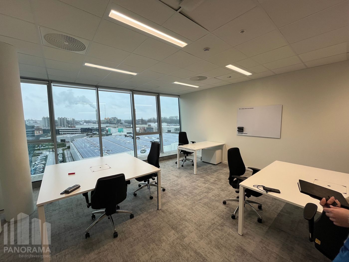 All-in offices in prime location with panoramic views of the football pitch! - photo 4