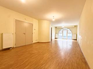 <p>In de Europawijk, vlakbij het Luxemburgplein en het Meeusplein, op de tweede verdieping van een recent gebouw, bieden we dit prachtige appartement met twee slaapkamers + balkon. Het bestaat uit: inkomhal, grote lichtrijke woonkamer, balkon, aparte en volledig ruitgeruste keuken, twee slaapkamers (11 m² en 15 m²), badkamer, doucheruimte, twee aparte toiletten en een wasruimte. Kelder. Parkeerplaats €100/maand. provisise voo kosten €260/maand (verwarming en gemeenschappelijke kosten). Onmiddellijk beschikbaar. EPC C+. Elektriciteit conform. U zult onder de indruk zijn van de lichtrijke ruimte, de grote woonkamer en de ligging. Absoluut een bezichtiging waard!</p>