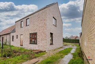 Ruime nieuwbouwwoning gelegen op goede locatie nabij Poperinge, Watou en Heuvelland.Deze charmante doch ruime woning staat casco te koop en bestaat...