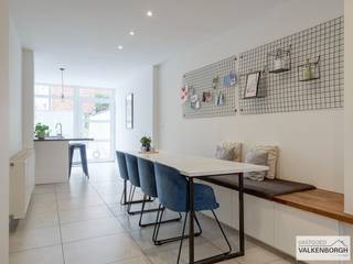 Bezoeken ter plaatse worden ingepland via e-mail: joris@vastgoedvalkenborgh.be.<br /><br />Boomkensstraat 80: knappe gerenoveerde stadswoning met 3 slaapkamers en EPC score A!<br /><br />Indeling: Inkomhal, vestiaire, berging, living, eetkamer, keuken met toegang naar de stadstuin en berging.<br />1e Verdieping: masterbedroom met dressing, ensuite badkamer ingericht met dubbel lavabomeubel, bad, en inloopdouche met regendouche en apart toilet.<br />2e Verdieping: 2 slaapkamers waarvan 1 met mezzanine en 1 met inbouwkasten en bureau en aparte badkamer ingericht met douche en lavabomeubel.<br /><br />Comfort: Deze stadswoning werd volledig gerenoveerd in 2015 (elektriciteit, sanitair, afvoeren, bijbouw, pleister, vloeren, keuken, badkamer, ... het dak werd in 2022 volledig vernieuwd). De keuken is ingericht met een combi-oven, elektrisch vuur, dampkap, frigo met aparte diepvries, spoelbak en afwasmachine. Mooie aangelegde stadstuin.<br /><br />Energie: EPC-score: 98kWh/m² (A)! (Volledig geïsoleerd, dak, muren, ...). CV op aardgas. Zonnepanelen aanwezig.<br />Elektriciteit is gekeurd en conform. PVC en houten ramen met dubbel glas. <br /><br />KI: 903.<br />Bewoonbare opp.: 166m².<br />Perceel opp.: 01a10ca.<br />Vraagprijs: 469.000 euro.<br />Meer informatie via kantoor op: info@vastgoedvalkenborgh.be<br /><br />
