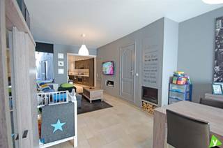 Deze verrassend ruime woning is gelegen op enkele passen van de Markt van Eekloi<br /><br />Samenstelling: inkomhal, woonkamer met gezellige haard en een eetplaats, berging, volledig ingerichte keuken met veel bergruimte, bijkeuken, toilet.<br /><br />Op de verdieping: 2 ruime slaapkamers, badkamer met ligbad (douchescherm) en een ruime zolder.<br /><br />De woning heeft een gezellige koer met terras waar U in alle rust kan genieten. Daarnaast is er ook een private garagebox achteraan, die makkelijk toegankelijk is.<br /><br />Bezoek steeds na afspraak.