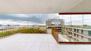 Uitzonderlijk appartement met royale terrassen, rustig gelegen in een nieuwbouw. Hier geniet u ten volle van een overvloedige lichtinval, grote raampartijen en weidse zichten op de natuur, het Galgenweel of de skyline van Antwerpen. <br /><br />Gesitueerd op enkele minuten van het centrum van Antwerpen te Linkeroever nabij het openbaar vervoer en de belangrijke invalswegen.<br /><br />Indeling:  Hal met gastentoilet voorzien van handenwasser. Royale leefruimte met een volledig geïnstalleerde open keuken, groot zuidwest-georiënteerd zonneterras van ca. 30m2 over de gehele breedte van het appartement met windschermen. <br /><br />Via de nachthal toegang tot de ruime masterbedroom met mooie zichten op het groen. Ingerichte badkamer voorzien van ligbad, dubbele wastafel en tweede toilet. Tweede slaapkamer met eigen badkamer, voorzien van wastafel en douche. Verder een ruime derde slaapkamer. Alle slaapkamers bieden bovendien ook toegang tot het tweede oost -georiënteerd terras van ca. 26 m2 . Tot slot is er een ruime berging met aansluiting voor was- en droogautomaat.<br /><br />Extra kelderberging op de -1 genummerd B-1.08. <br /><br />Autostaanplaats ondergronds mogelijks mee te huren aan 100 EUR per maand met nummer P-2.24.<br /><br />Troeven: <br />- Recent gebouw<br />- Voorziening van lichtarmaturen en gordijnenrails <br />- fitness mogelijkheden aanwezig in het gebouw
