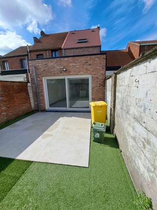 <p></p><p>Een mooi gerenoveerde rijwoning bestaande uit een woonkamer met open, ingerichte keuken, 4 slaapkamers, badkamer, bergplaats/wasplaats, terras.</p><p></p>