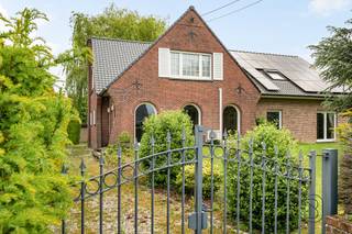 In Herseaux, prachtige 4-gevelvilla met royale volumes!
Gelegen op een schitterend perceel van 2.037 m², onderscheidt deze villa zich door haar ruime leefruimtes, aangelegde tuin met vijver en kwalitatieve afwerking. Daarnaast beschikt de woning over 32 zonnepanelen, een echte troef op energetisch vlak.
Het gelijkvloers omvat een inkomhal, een grote lichtrijke leefruimte met gashaard, een uitgeruste keuken, een doucheruimte en bergruimtes.
Op de verdieping: nachthal, 4 slaapkamers, waarvan één met dressing, complete badkamer met ligbad, inloopdouche, dubbele wastafel en apart toilet.
Functionele kelder met wijnkelder, technische ruimte en opbergruimtes.
Buiten geniet u van een afzonderlijke dubbele garage in de tuin, privatieve parkeerplaatsen en een aangename groene omgeving met vijver.
Comfort: centrale verwarming op gas, airconditioning, dubbele beglazing, elektrische rolluiken, alarmsysteem, regenwaterput en gemotoriseerde garagepoorten.
Bewoonbare oppervlakte: 289 m²
Perceeloppervlakte: 2.037 m²
EPC: B — 150 kWh/m²/jaar
