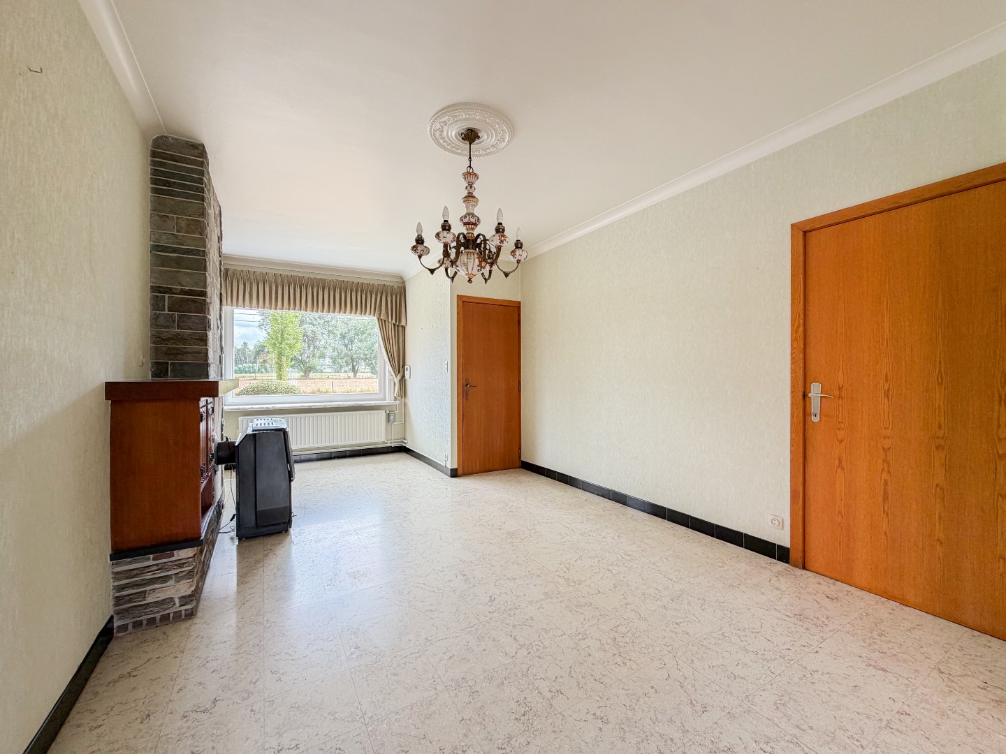 Te koop, Te moderniseren gezinswoning met diepe tuin op gunstige ligging te Anzegem! - foto 5