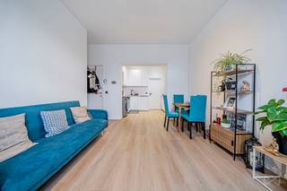 <p>Info en bezoeken - 02 315 51 71</p>
<p>Ideaal gelegen en dichtbij alle voorzieningen, stelt We Invest met plezier dit prachtig volledig gerenoveerd en lichtrijk éénslaapkamerappartement voor. Gelegen op de eerste verdieping van een kleine mede-eigendom met lage gemeenschappelijke kosten, bestaat het uit een aangename en lichtrijke leefruimte, een moderne volledig uitgeruste keuken, een mooie slaapkamer en een douchekamer.</p>
<p>Gelegen in een dynamische en gegeerde buurt in <span><span>Brussel</span></span>, geniet u van de onmiddellijke nabijheid van winkels, openbaar vervoer, scholen en groene ruimtes, met een vlotte verbinding naar het stadscentrum. Ideaal als eerste aankoop of als investering.</p>