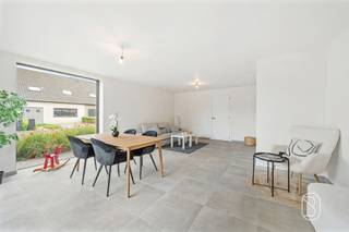 <p><br />Kwalitatieve moderne afgewerkte ruime nieuwbouwwoning met 3 SLK! Topgelegen: in een rustige, doodlopende straat doch dichtbij winkels, scholen, openbaar vervoer, etc. Indeling: inkomhal met apart toilet, grote lichtrijke leefruimte met open geïnstalleerde keuken met EILAND en extra ontbijthoek, handige grote berging en wasplaats, grote garage met sectionale poort. Volledig aangelegd TERRAS en OPRIT! Op het eerste verdiep bevinden zich de nachthal, 3 volwaardige slaapkamers, apart toilet en de badkamer (dubbele lavabo, ligbad & inloopdouche). Via zolderluik ruime zolder aanwezig. TROEVEN: ENERGIEZUINIG, warmtepomp met vloerverwarming, 8 zonnepanelen aanwezig, 2 regenwaterputten van 10.000 l en aangesloten, hoogrendementsglas met aluminium raamkozijnen, kwalitatieve materialen. + 21% BTW. Meer info of een bezoek: charlotte@immobeguin.be of 0470 38 47 88.</p>