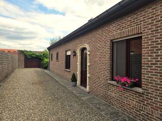 Op zoek naar een ruime en comfortabele woning met alles op één niveau? Deze gezellige open bebouwing in fermette-stijl combineert ruimte, comfort en een aangename buitenomgeving.<br /><br /> De woning beschikt over:<br /><br />- Ruime, groene tuin <br />- Dubbele garage<br />- Gezellig overdekt terras<br />- Praktische wasruimte met kitchenette<br />- Volledig uitgeruste keuken met aangename eetruimte<br />- Ruime en lichtrijke leefruimte<br />- 3 ruime slaapkamers<br />- Badkamer met zowel bad als douche<br />- Ruime zolderverdieping<br /><br />Interesse? Neem gerust contact op voor meer informatie of een bezoek!