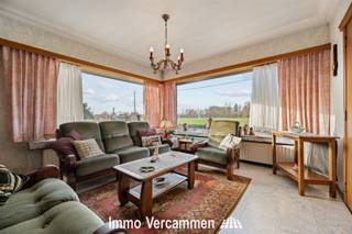 <p><span>SPACIEUSE MAISON FAMILIALE AVEC BEAUCOUP DE POTENTIEL DANS LE BOOISCHOT</span></p><p><span> </span></p><p><span>Bienvenue dans cette charmante maison familiale située dans le quartier calme de Booischot. Cette propriété offre une base solide pour une famille grandissante avec quatre chambres spacieuses réparties sur deux étages. Avec une surface habitable de 224 mètres carrés sur un terrain de pas moins de 1420 mètres carrés, cette propriété dispose d'un potentiel considérable d'expansion et de développement.</span></p><p><span> </span></p><p><span>Le rez-de-chaussée présente un agencement bien organisé avec un salon, une salle à manger, une cuisine et des particularités telles qu'un spacieux jardin d'hiver donnant sur l'environnement rural. Les espaces de vie ensoleillés offrent de belles vues sur le paysage verdoyant. La cuisine est équipée de façon pratique et dispose de tous les éléments nécessaires à la vie quotidienne. Un intéressant jardin d'hiver ajoute un confort supplémentaire et crée un lien agréable avec l'espace extérieur.</span></p><p><span> </span></p><p><span>Le premier étage abrite quatre chambres de tailles différentes, dont l'une peut faire office de chambre principale avec une salle de bains attenante. Cet espace permet à plusieurs générations ou à une grande famille de vivre confortablement.</span></p><p><span> </span></p><p><span>La salle de bains unique est entièrement carrelée et équipée des commodités habituelles. La propriété dispose également d'un garage, idéal pour abriter les véhicules et pour le stockage.</span></p><p><span> </span></p><p><span>La cour spacieuse offre de nombreuses possibilités. Un jardin paysager entoure la maison, et la grande surface de terrain permet d'envisager des projets futurs, ou de profiter d'un espace vert.</span></p><p><span> </span></p><p><span>Cette propriété est en état d'occupation et malgré ses années, elle respire le caractère et l'authenticité. Avec son emplacement pratique, son terrain spacieux et son agencement polyvalent, il s'agit d'une opportunité intéressante pour ceux qui recherchent de l'espace et des possibilités dans un environnement rural.</span></p><p><span> </span></p><p><span> </span></p><p><span>Maison familiale étonnamment spacieuse avec beaucoup de potentiel, idéalement située à Booischot.</span></p><p><span> </span></p><p><span>Vous êtes à la recherche de la maison familiale idéale avec tout l'espace et le confort nécessaires ? Alors cette belle maison dans la campagne de Booischot est exactement ce que vous cherchez ! Située sur un terrain spacieux de pas moins de 1420 m², cette propriété offre de nombreuses possibilités pour la vie intérieure et extérieure.</span></p><p><span> </span></p><p><span>Avec un espace de vie étonnamment spacieux et un agencement fonctionnel, cette maison dispose d'un salon extrêmement spacieux qui est parfait pour des soirées agréables avec la famille et les amis. A travers le salon, vous pouvez accéder à l'espace bureau et à la cuisine qui s'ouvrent ensuite sur une agréable véranda, où vous pouvez profiter de la verdure qui entoure la maison. Le hall d'entrée au premier étage donne accès à deux chambres spacieuses et à une salle de douche avec toilettes. Une deuxième salle de bains se trouve au rez-de-chaussée. À l'arrière de la propriété, vous trouverez deux garages, qui non seulement offrent un espace de stockage supplémentaire, mais constituent également un endroit idéal pour vos véhicules.</span></p><p><span> </span></p><p><span>La situation centrale d'Onze-Lieve-Vrouw-Waver permet de rejoindre facilement les villes environnantes telles que Malines, Lier, ainsi que les grandes villes telles que  Anvers, Bruxelles et Louvain, aussi bien en voiture qu'en transports en commun. </span></p><p><span>Vous êtes intéressé ? Contactez-nous et prenez rendez-vous pour une visite : 015/755 444 ou <span>info@immovercammen.be</span></span><span> </span></p><p><span> </span></p><p><span>Obligation de rénovation EPC : dans les 5 ans après l'achat = rénovation obligatoire jusqu'à l'étiquette D ou mieux.</span></p><p><span> </span></p>