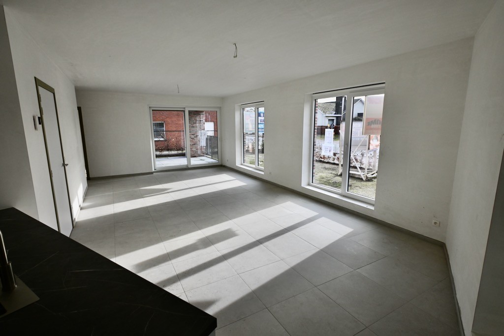 Ruim gelijkvloers appartement met 3 slaapkamers ! - foto 4