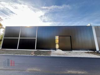 Bedrijfsgebouw van 1.140 m² te huur op minder dan 3 km van de Hasseltse Ring.Het magazijn (brandklasse C) heeft een vrije hoogte van 6,90 m en is...