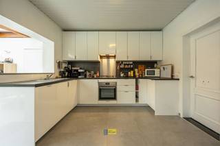 Instapklare woning met twee slaapkamers op ruim perceelLocatie:Deze half open bebouwing is centraal gelegen in het groene Sint-Lenaarts, met scholen,...
