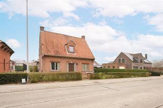 Op een rustige locatie in Sinaai (Sint-Niklaas), ter hoogte van Wijnveld 231, vinden we deze eigendom op een perceel van 594 m². Een interessante opportuniteit voor wie op zoek is naar een projectgrond met toekomst, hetzij via een grondige renovatie, hetzij via afbraak en heropbouw. Het perceel is driehoekvormig en beschikt over een relatief brede straatzijde van 27m, wat kansen biedt voor een doordachte inplanting en architecturale invulling. De bestaande woning dateert van 1956 en bevindt zich in te renoveren staat, waardoor de focus voornamelijk ligt op het perceel en de ontwikkelingsmogelijkheden. De ligging combineert een residentieel karakter met een vlotte bereikbaarheid naar het centrum van Sinaai, scholen, winkels en verbindingswegen richting Sint-Niklaas en de ruime regio.