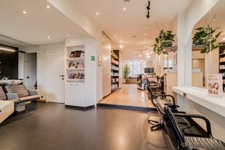 <p><strong>Historisch herenhuis waar wonen en werken in harmonie mogelijk zijn</strong></p>
<p>Deze prachtige herenwoning werd in 1880 gebouwd waarbij de lichtgrijze bakstenen lijstgevel een samenspel van authentieke elementen is zoals muurbanden, boogstenen, uitspringende linkertravee met verdiepte twee- en drielichten, ingeschreven in rondboogvormige spaarnis. De gietijzeren balkonleuning is een echte eye-catcher. <br /><br />De volledige woning werd door de jaren heen gerenoveerd met kwalitatieve en hoogwaardige materialen waarbij werd rekening gehouden met een optimale indeling van de ruimtes. Een enorm ruimtegevoel werd gecreëerd door grote raampartijen, een goede vormgeving en de juiste oriëntatie waarbij het behoud van authentieke elementen centraal staan. De recentste renovatie dateert van 2022.<br /><br />Wat uniek is aan dit pand is dat het momenteel een gebouw voor gemengd gebruik is dat op deze wijze kan worden instant gehouden voor handel, vrije beroepen met nood aan bovenliggende woonst alsook kan het gebruikt worden voor louter privé gebruik. Het pand beschikt over vijf verdiepingen met een totale oppervlakte van 594 m², waarvan 451 m² woonoppervlakte.</p>
<p>Bij het betreden van het pand krijg je een instant wauw-gevoel door de hoge plafonds, authentieke elementen in combinatie met modern comfort en warme materialen. Je hebt toegang naar zowel de woning als het handelsgedeelte. <br /><br />De souterrain/gelijkvloers en eerste verdieping zijn momenteel volledig ingericht als handelsruimte en kan dus volledig naar uw eigen wens en noden worden ingericht naar handelsruimte, kantoren, winkel, atelier, vrije beroepen,... Afzonderlijke kantoor, wasruimte en toiletten zijn reeds aanwezig. <br /><br />Op de eerste verdieping bevindt zich een lichtrijke woonkamer met open haard, een gezellige eetkamer en een volledig uitgeruste keuken met toegang tot een zonnig terras met open zicht waar u in alle rust en privacy kan genieten. <br /><br />Op de verdiepingen bevinden zich vier slaapkamers, twee badkamers en een ruime masterverdieping met dressing en luxueuze badkamer.<br /><br />Via de aangelegde en verzorgde tuin kan u naar een overdekte garage voor zeven wagens die extra kan aangekocht worden voor 200.000 euro. Op deze manier heeft u dan ook een achteruitgang van de woning alsook private parking voor uw mogelijkse handelsactiviteiten.</p>
<p>Dit pand is ideaal voor mensen die van ruimte en modern comfort houden in combinatie met een historische toets. Dit in het hartje van de stad. Openbaar vervoer, winkels, sportfaciliteiten, allen op wandel-/fietsafstand.</p>
<p><br /><br /><br /><br /><br /><br /><br /><br /></p>
<p></p>
<p></p>