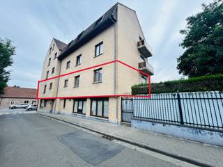 Instapklaar en ruim appartement met 3 slaapkamers, gelegen op een centrale locatie in Wevelgem. De lichtrijke leefruimte sluit aan op een...