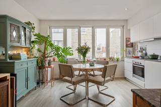 <p></p><p></p><p><strong>Ben jij op zoek naar een slimme opbrengsteigendom - en dan het liefst eentje op een absolute toplocatie, die net gerenoveerd is én inclusief vaste huurders komt? Voor sommigen zou ‘t te goed klinken om waar te zijn… Maar bij UGLY zeggen we: kom binnen.</strong></p><p></p><p><strong>Vernieuwd in 2018</strong></p><p>Dit gebouw werd in 2018 nog volledig vernieuwd. Waar jij alvast op mag rekenen (en dus zelf niet meer hoeft te fixen): nieuwe laminaatvloeren, nieuwe keukens op de gelijkvloers en de eerste verdieping, nieuwe badkamers op élke verdieping én nieuwe verwarmingselementen waarbij gekozen werd voor een warmtepomp op elektriciteit, die in de zomer ook nog eens werkt als airco. Verder werd ook het dak geïsoleerd, werd de gemeenschappelijke gang vorig jaar nog opgefrist en werd er overal dubbele beglazing geplaatst.<br /><br /></p><p><strong>Gelijkvloers en drie appartementen</strong></p><p>Op de eerste verdieping (67 m², en EPC C) vind je een 1-slaapkamerappartement met een tuin en een grote bergruimte. Handig om die tuinset en andere spullen in op te bergen! Op de tweede verdieping (57 m², en EPC B) ligt een 1-slaapkamerappartement met een groot terras - en op de derde verdieping (57 m², en EPC B) vind je een exacte kopie qua indeling van het appartement eronder, maar dan zonder terras.<br /><br /><br /><strong>Waarom het zo’n absoluut TOPidee is om hierin te investeren</strong></p><p>Eerst en vooral, de buurt. Als je de straat oversteekt, sta je in het populaire Groen Kwartier - maar ook Zurenborg en Berchem Station liggen dus op wandelafstand! Verder zijn deze appartementen altijd vlot verhuurd geraakt - én willen de huidige huurders er dolgraag blijven wonen: daar hoef je dus ook niet meer naar op zoek! Als laatste is het vast fijn om te weten dat de huurinkomsten van de drie appartementen en de garage met ruime berging vandaag een slordige 2625 euro bedragen.<br /><br /></p><p><strong>Klaar voor opbrengsten? <u>Info@ugly.be</u></strong></p>