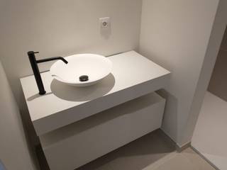 <p>In de mooi gerenoveerde Residentie Clementina (Caan Architecten) bevindt zich dit bijzonder verzorgd en volledig instapklaar (gemeubeld, gordijnen, verlichting) 1-slaapkamerappartement van 65,2 m², aangevuld met een aangenaam inpandig terras van 4,8 m² en een gemeenschappelijke stadstuin.</p><p>Het appartement geniet van een zuidwestelijke oriëntatie, ligt aan de achterkant van het gebouw en biedt uitzicht over de binnentuin en het Sint-Pietersstation. Dankzij de ligging op wandelafstand van trein, tram en bus is dit een ideale woonplek voor wie comfort en mobiliteit wil combineren.</p><p>Het appartement is momenteel nog verhuurd, wat het eveneens bijzonder interessant maakt als investering.</p><p>De leefruimte is afgewerkt met een elegante parketvloer en sluit aan op het inpandige terras. De zuidwestelijke oriëntatie zorgt voor een aangename lichtinval en maakt het terras tot een fijne plek om van de namiddag- en avondzon te genieten.<br />De moderne keuken is uitgerust met een composiet werkblad en hoogwaardige MIELE-toestellen.</p><p>De praktische ruime berging, geïntegreerd in het appartement, beschikt over een aansluiting voor een wasmachine, een Vaillant-brander en een ventilatiesysteem.<br />De stijlvolle badkamer is voorzien van een badkamermeubel met lavabo en een inloopdouche. Er is ook een apart toilet.</p><p>Het appartement beschikt bovendien over aluminium ramen met dubbele beglazing.</p><p>Het appartement beschikt over een EPC-label B (E72), wat zorgt voor een gunstige energieprestatie en comfortabel hedendaags wonen.</p><p>Het appartement wordt gemeubeld aangeboden, met onder meer kwalitatieve Bolia-meubelen, gordijnen en verlichting. Hierdoor is het appartement werkelijk volledig instapklaar.</p><p>Daarnaast beschikt het appartement over een privatieve kelderberging.</p><p>Een kwalitatief en stijlvol appartement met een uitstekende ligging, een aangenaam zuidwestgericht terras en een energiezuinig EPC B. Een ideale combinatie van wooncomfort, architectuur en bereikbaarheid — zowel voor eigen bewoning al</p>