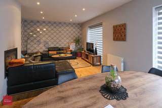 Inkomhal, living, ingerichte keuken, badkamer, kelder, 4 slaapkamers, zolder, veranda, tuinhuis, tuin en parking op ca.900m²