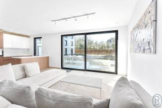 À l’angle de la Kortrijkstraat et de la Harelbeekstraat se trouve la résidence Sint-Amandus : un superbe projet neuf comprenant 23 appartements et 2 surfaces commerciales. Grâce à son emplacement central, tout près de la Grand Place, vous profitez de toutes les commodités à portée de main – du boulanger et boucher aux restaurants conviviaux et commerces.<br /><br />Les appartements sont spacieux, lumineux et finis avec des matériaux de qualité durable. De grandes baies vitrées laissent entrer une abondance de lumière naturelle et offrent une vue sur un magnifique jardin intérieur verdoyant. Les terrasses ensoleillées (jusqu’à 36 m²) constituent un lieu idéal pour se détendre dans cette oasis de tranquillité.<br /><br />Quelques atouts majeurs :<br /><br />finitions entièrement au choix<br /><br />écoénergétique et durable<br /><br />possibilité d’acquérir un emplacement de parking en sous-sol avec borne de recharge(option)<br /><br />commerces et services accessibles à pied<br /><br />magnifique jardin intérieur, véritable poumon vert<br /><br />✨ De plus, à l’achat de cet appartement, vous pouvez bénéficier du taux de TVA réduit de 6 % (sous condidtions – une occasion unique d’investir à prix avantageux dans un logement de qualité !<br /><br />Ce SAMEDI 27 SEPTEMBRE de 10h00 à 18h00<br />Journée portes ouvertes exclusive : découvrez votre appartement de rêve ou assistez à une session d’information pour investisseurs !<br />👉 Une visite à ne pas manquer.<br /><br />Réservez dès maintenant l’une des dernières places :<br />📞 Justine – 0468 06 48 19<br />📞 Guido – 0475 70 36 19