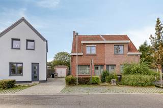 Indeling als volgt:<br />GELIJKVLOERS:<br />We betreden de woning via de inkomhal die meteen uitgeeft op de leefruimte (ca. 26m²).  <br />De keuken (ca. 8 m²) sluit naadloos aan op de leefruimte en is voorzien van alle comfort waaronder: elektrisch kookvuur, dampkap, koelkast, vaatwas, oven en voldoende kastruimte.<br /><br />De handige (was)berging (ca. 2,6m²) voorziet ruimte voor zowel een apart toilet als machine en droogkast.<br /><br />EERSTE VERDIEPING:<br />Op de eerste verdieping vinden we twee volwaardige slaapkamers terug (ca 16m² en 12m²). Verder is de badkamer (ca. 6m²) voorzien van een douche, enkel wandmeubel en toilet.<br /><br />Diversen:<br />- Grote renovaties vanaf 2018<br />- Garage (ca. 14m²)<br />- Bergzolder<br />- Volledig nieuwe gesplitste riolering<br />- Veel bergruimte achteraan de woning<br />- Overal rolluiken + nieuwe ramen 2018<br />- Cv  op aardgas - ketel van 2022<br />- Waterleiding vernieuwd <br /><br />(ver-)Kopen of (ver-)huren in Kalmthout, Essen en omstreken?<br />Met vragen kan u altijd bij ons terecht! <br />Dewaele Vastgoed Kalmthout<br />Dewaele vastgoed met advies.<br /><br /><br />Bestuursmaatregelen in het maatregelenregister: nee