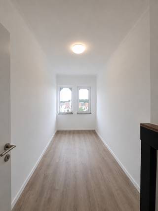 De Neufstraat 7, 3de verdiep- Dit volledig gerenoveerde appartement bevindt zich op de derde verdieping en geniet van veel natuurlijke lichtinval,...