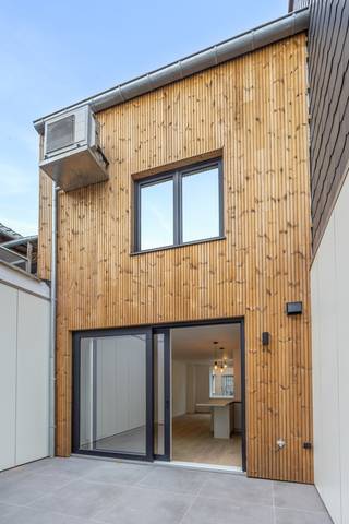 <p><strong>Volledig gerenoveerde woning in het hart van Turnhout<br /></strong>Ontdek deze prachtig gerenoveerde en instapklare woning, ideaal gelegen in het centrum van Turnhout. Dankzij de doordachte indeling, moderne afwerking en duurzame technieken is dit de perfecte thuis voor wie comfort en energiezuinigheid belangrijk vindt.<br />Bij binnenkomst betreed je een ruime inkomhal met voldoende plaats voor fietsen, gevolgd door een apart toilet. De lichtrijke woonkamer met aansluitende keuken vormt het kloppend hart van de woning. Via de grote raampartijen geniet je van een heerlijke zuidgerichte, open binnenplaats—een rustige buitenruimte midden in de stad.<br />De woning telt <strong>vier volwaardige slaapkamers</strong>, aangevuld met een extra kamer die ideaal is als <strong>thuiskantoor of dressing</strong>. De moderne badkamer is uitgerust met een <strong>inloopdouche</strong>. Daarnaast biedt de woning een <strong>ruime berging</strong> en een <strong>praktische zolder</strong>, perfect als extra opbergruimte.<br />Duurzaamheid staat hier centraal: de woning wordt verwarmd met een <strong>warmtepomp</strong>, heeft een <strong>uitstekend EPC</strong> en is uitgerust met <strong>zonnepanelen</strong>. In de nabije omgeving bestaat bovendien de mogelijkheid om een <strong>autostaanplaats te huren</strong>.<br />Kortom: een energiezuinige, smaakvol gerenoveerde stadswoning met alle comfort en ruimte die je nodig hebt. Instapklaar wonen in het centrum van Turnhout!</p>