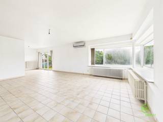 <p><span>Aan de Molenweg 1 in Zonhoven vinden we deze op te frissen gezinswoning met inpandige garage terug op een ruim perceel van 7a 60ca.</span></p><p><span>De woning geniet van een centrale ligging met tal van voorzieningen in de nabije omgeving. </span></p><p><span>Op minder dan vijf minuten rijden bevinden zich een kleuter- en basisschool, een apotheek en verschillende horecagelegenheden. Ook het centrum van Hasselt bereikt u in slechts vijftien minuten, terwijl Genk en Houthalen-Helchteren eveneens vlot bereikbaar zijn.</span></p><p><span> </span></p><p><span>Door de praktische indeling van de woning en de ruime kamers zijn er verschillende mogelijkheden tot renovatie. </span></p><p><span>Zo kan de keuken vergroot worden met de zithoek of kan een gedeelte van de woonkamer ingericht worden als derde slaapkamer. </span></p><p><span> </span></p><p><span>We betreden de woning via de inkomhal, die toegang biedt tot de ruime woonkamer en een eerste slaapkamer. </span></p><p><span>De woonkamer geniet van een aangename lichtinval dankzij de grote raampartijen en de gunstige oriëntatie. De geïnstalleerde keuken beschikt over voldoende opbergruimte en is voorzien van de nodige toestellen. Naast de keuken ligt er een handige berging.</span></p><p><span>Het woongedeelte en de inpandige garage worden met elkaar verbonden door een kleine veranda, die extra lichtinval creëert en een praktische overgang vormt tussen binnen en buiten.</span></p><p><span>De tweede slaapkamer en de badkamer zijn bereikbaar via de nachthal. In de badkamer vinden we een toilet, een ligbad en meubel met dubbele lavabo terug. </span></p><p><span>De woning is voorzien van een kruipkelder, hetgeen zeer handig is voor toekomstige renovaties. </span></p><p><span> </span></p><p><span>Buiten beschikt de woning over een aangename zuidwestgerichte omheinde tuin waar u optimaal kan genieten van de zon.</span></p><p><span> </span></p><p><span>Pluspunten:</span></p><p><span>- gelijkvloerse woning</span></p><p><span>- centrale ligging</span></p><p><span>- omheinde tuin</span></p><p><span> </span></p><p><span>De vermelde bewoonbare oppervlakte is de netto-oppervlakte van de woning met uitzondering van de bijgebouwen.</span></p>