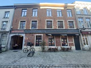 <p>In de Schrijnmakersstraat bieden we met veel plezier dit appartement aan! Dit charmante gebouw is gelegen in verkeersarme straat middenin de historische binnenstad, op wandel- en fietsafstand van alle voorzieningen. <br /><br />Het appartement is gelegen op de eerste verdieping van het gebouw en omvat; open leefruimte met ingerichte keuken, twee slaapkamers waarvan één met terras, badkamer met dubbele lavabo, douche en bad, apart toilet en berging met aansluiting voor wasmachine. <br /><br />Meer informatie of een bezoek ter plaatse? Contacteer ons vandaag nog via verhuur@connect-immo.be of 0470 59 65 44 <br /><br />Huurprijs: €1500 + €80 gemeenschappelijke lasten + nutsvoorzieningen <br />Onmiddellijk beschikbaar<br />EPC: 143 kWh/m2jaar</p>
