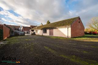 In de dorpskern van Sint-Laureins, in de levendige Dorpsstraat, bevindt zich deze veelzijdige eigendom op een ruim perceel van 2.510 m². Deze...