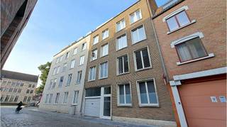 <strong>Ruim en lichtrijk 2-slaapkamerappartement</strong> met GARAGE op rustige ligging in de Sint-Gilliswijk in <strong>centrum Brugge</strong>, vlakbij de <strong>AUGUSTIJNENREI </strong>en dichtbij de vele modaliteiten van de Brugse binnenstad zoals winkels, scholen, openbaar vervoer, recreatie, cultuur, horecazaken enz.<br />+ Asbestveilig!<br />+ CONFORME keuring elektriciteit!<br />+ Energielabel B!<br />+ LIFT aanwezig!<br />+ Uitstekende mobiscore 9,3 op 10!<br />+ Geen renovatieplicht!<br />+ Thans verhuurd en dus ook interessant als vastgoedinvestering!<br /><br />Omvat een inkom met vestiaire, afzonderlijk toilet met wastafel, ruime living met parketvloer, volledig ingerichte keuken, 2 ruime slaapkamers, badkamer met ligbad (aanpalend aan grote kamer), privé kelder en een GARAGE. Uw fiets kan veilig en droog gestald worden in de gemeenschappelijke fietsenberging.<br />Vg,Wche,Gmo,Gvkr,Gvv<br />P-score=A G-score=A<br />#vastgoedinvestering #leukwonen #brugge<br /><br />Bruikbare vloeroppervlakte 74 m²