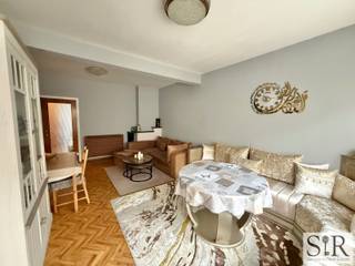 Gelegen in de Mechelse binnenstad vlakbij winkels, restaurants, ... biedt dit appartement tal van mogelijkheden en is het dé ideale uitvalsbasis...