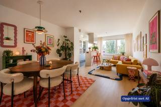 Bent u op zoek naar een gerenoveerd appartement met 2 slaapkamers en dit op een toplocatie? Dan stellen wij graag volgend appartement op de derde verdieping (zonder lift) aan u voor!<br /><br />Indeling:<br />Vooraan is er de lichtrijke woonkamer met aanpalend de moderne gerenoveerde keuken. De keuken is voorzien van alle nodige comfort en toestellen. Centraal is er de badkamer die voorzien is van een ligbad met douchefunctie, een enkele lavabo en een toilet. Verder zijn er nog twee slaapkamers.<br /><br />Pluspunten:<br />- Dak is geïsoleerd<br />- Gerenoveerd<br />- Toplocatie<br /><br />Voor meer informatie of een bezichtiging kan u One vastgoed steeds bereiken op volgend nummer 03 360 85 30.