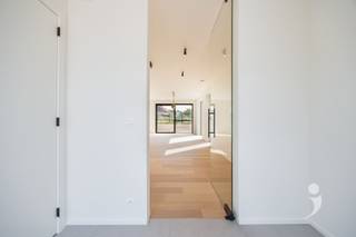 <p><span>Nieuwbouwwoning op een toffe locatie!</span></p><p><span> </span></p><p><span>Deze volledig afgewerkte nieuwbouwwoning combineert hedendaags comfort met energiezuinig wonen en een uitstekende ligging nabij het centrum van Baal. </span></p><p><span> </span></p><p><span>Op het gelijkvloers beschikt de woning over een inkomhal met gastentoilet en een lichtrijke leefruimte met open keuken. De keuken is uitgerust met een praktisch kookeiland en al het nodige comfort zoals een ingebouwde frigo met vriesvak, inductiekookplaat, vaatwasser, oven, microgolf wastafel en meer dan voldoende kastruimte. Daarnaast is er een ruime garage met extra bergruimte.</span></p><p><span> </span></p><p><span>De eerste verdieping telt maar liefst vier ruime slaapkamers met parketvloer. De master bedroom beschikt over een privatieve ensuite badkamer met regendouche, dubbele wastafel en toilet. Een tweede, ruime badkamer is voorzien van een ligbad, regendouche en dubbele wastafel. Verder is er een afzonderlijk derde toilet in de nachthal en een praktische berging met ventilatiesysteem type D.</span></p><p><span> </span></p><p><span>Ook buiten is alles volledig afgewerkt: de oprit is aangelegd, de tuin is omheind en ingezaaid en het terras is klaar voor gebruik. U hoeft hier niets meer te doen en kunt meteen genieten van uw nieuwe thuis.</span></p><p><span> </span></p><p><span>De woning is uitgerust met vloerverwarming met mogelijkheid tot koeling, een warmtepomp, zonnepanelen, ventilatiesysteem type D en hoogrendementsbeglazing. Een moderne, energiezuinige en volledig afgewerkte woning waar comfort centraal staat. Ontdek ze tijdens een bezoek!</span></p><p><span> </span></p><p><span>Deze woning wordt verkocht onder het BTW-stelsel. De prijs inclusief registratierechten en btw bedraagt €788.790.</span></p><p><span> </span></p><p><span>Interesse? Contacteer ons via 016 15 31 15 of <span>info@immolivit.be</span></span><span>.</span></p>