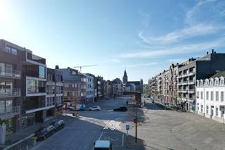 Dit instapklare appartement met een bewoonbare oppervlakte van ca. 105 m² bevindt zich op het derde verdiep in residentie Cleveland, pal in het levendige centrum van Deinze. <br /><br />Het appartement zelf is slim ingedeeld en geniet van een aangename lichtinval uit dankzij de grote raampartijen aan de kant van de Markt. Je komt binnen in een inkomhal met ruimte voor een vestiairekast, waarna je terechtkomt in de open leefruimte met zit- en eethoek, naadloos verbonden met de open keuken voorzien van diverse inbouwtoestellen. Er zijn twee comfortabele slaapkamers, een berging, een apart gastentoilet en een badkamer met dubbele wastafel, ligbad en inloopdouche. Een extra troef is het ruime terras dat zich over de volledige breedte van de voorgevel uitstrekt en rechtstreeks toegankelijk is vanuit de leefruimte.<br /><br />Het appartement beschikt ook over een gekoppelde carport die te bereiken is via de Mouterijdreef. Deze carport is aan te kopen aan de prijs van 25.000 euro. <br /><br />Op heden is dit appartement verhuurd aan 1.025 euro per maand (excl. maandelijkse kosten) waardoor het ook als investering een interessante aankoop kan zijn die onmiddellijk kan renderen. Indien u hier zelf uw intrek wenst te nemen, dient u rekening te houden met de wettelijke opzegtermijnen. <br /><br />EPC: 160 (B) / elektriciteit: conform / asbestveilig / Centrale verwarming op aardgas - Benieuwd? guillian@landbergh.be of 09 278 78 79.