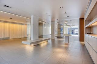 Bureau très spacieux à louer bien situé dans le centre de Bruges avec espace de stationnement. - Surface totale de bureaux d'environ 925 m² sur deux niveaux.- Largeur de façade spacieuse d'environ 12 mètres avec une vitrine spacieuse.- rez-de-chaussée composé de :*surface 501 m² (dont 50 m² d'espace) ;*niveau -1 d'une superficie de 413 m² ;* Stationnement d'environ 190 m² avec environ 15 places de parking - Disponible à court terme- Entrées de la pièce à l'avant et à l'arrière (vers le parking).- Nouveau contrat de bail commercial à 6 485 €/mois - O.V. à la charge du locataire. N'hésitez pas à nous contacter si vous êtes intéressé par ce bien commercial composé d'un bureau à louer à Bruges.