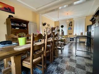 Woning te koop in het landelijke Tiegem met veel potentieel<br /><br />Bij het binnengaan van de woning kom je terecht in de gezellige leefruimte, met aansluitend de keuken. De woning wordt verwarmd met een pelletkachel. Verder bevinden zich op het gelijkvloers de badkamer, uitgerust met een bad en lavabo, evenals een berging.<br /><br />Buiten geniet je van een ruime, volledig omheinde tuin naast de woning. Daarnaast beschikt het eigendom over twee garages en een uitweg.<br /><br />Op de eerste verdieping bevinden zich drie slaapkamers en een apart toilet. Via een vaste toegang bereik je de ruime zolder.<br /><br />Voor meer info bel Amber op 0470 11 17 12