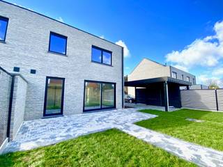 MAIL NAAR CHADIA@WIJSVASTGOED.BE VOOR EEN BEZOEKAANVRAAG - TELEFONISCH WORDEN ER GEEN BEZOEKEN INGEPLAND !<br /><br />Deze moderne woning heeft een enorm goede ligging te Maldegem, met alles zeer nabij maar toch ligt dit woonhuis in een heel rustige en kleinschalige woonwijk, dit is een absolute TOPlocatie ! <br />Dit woonhuis voldoet aan alle hedendaagse wensen &amp; energiezuinigheid ! Er is een zeer aangename &amp; lichtrijke leefruimte met open keuken en een volledig aangelegde tuin! Op de bovenverdieping heeft u 3 mooie slaapkamers en een moderne badkamer ! <br /><br />Indeling: inkom, apart toilet, ruime leefruimte met open keuken, berging/wasplaats en de zonnige tuin met tuinberging.<br />1ste verdieping: 3 slaapkamers, badkamer met toilet, inloopdouche &amp; bad en de handige opbergzolder. <br />+ de handige oprit met carport. <br /><br />Meer info of een bezoek? MAIL naar chadia@wijsvastgoed.be voor een bezoekaanvraag !