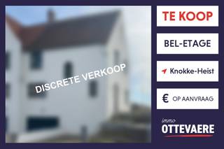<br /><strong>Volledig gerenoveerde bel-etagewoning op toplocatie in Knokke-Heist/Duinbergen</strong><br />Ontdek deze prachtige koppelwoning, recent volledig gerenoveerd met oog voor comfort, kwaliteit en stijl.<br />De woning bevindt zich op een absolute topligging, vlak bij de iconische watertoren, op wandelafstand van het strand, de zee en het sportcomplex Duinenwater/Oase.<br />Hier combineert u moderne luxe met de beste ligging die Knokke-Heist te bieden heeft.<br /><strong>Indeling</strong><br /><u><em>Gelijkvloers:</em></u><br />Ruime inkomhal met gastentoilet<br />Afzonderlijke toegang (ideaal voor nannyflat, gastenverblijf of home office)<br />Mogelijkheid tot slaapkamer, kitchenette en badkamer<br />Sectionaalpoort met toegang tot fietsenberging of staanplaats voor de golfcar<br /><u><em>Verdieping 1:</em></u><br />Royale leefruimte met veel lichtinval<br />Toegang tot het zonnige terras en de onderhoudsvriendelijke tuin<br />Volledig uitgeruste moderne keuken met Miele-toestellen<br /><em><u>Verdieping 2:</u></em><br />Twee ruime slaapkamers met ingebouwde kasten<br />Elke kamer beschikt over een directe badkamer met bad of douche en toilet<br /><u><em>Verdieping 3:</em></u><br />Grote derde slaapkamer met eigen douche, lavabo en toilet — ideaal voor gasten of tieners<br /><strong>Troeven</strong><br />Volledig gerenoveerd met hoogwaardige materialen<br />Toplocatie nabij strand, zee en Duinenwater<br />3 ruime slaapkamers, elk met eigen badkamer<br />Zonnig terras en onderhoudsvriendelijke tuin<br />Afzonderlijke inkom voor de nannyflat, gastenverblijf of kantoor aan huis<br />2 private parkeerplaatsen op eigen terrein<br />Fietsenberging / staanplaats golfcar<br /><strong>Foto's</strong><br />Op aanvraag<br /><strong>Ligging</strong><br />Gelegen in een rustige, residentiële buurt vlak bij de Watertoren van Knokke, op wandelafstand van:<br />Strand &amp; zee<br />Sportcentrum Duinenwater/Oase<br />Winkels, scholen en openbaar vervoer<br /><strong>Contact</strong><br />Heeft u interesse in deze unieke woning?<br />Neem contact op via <strong>+32 50 89 58 60 </strong>of <strong>info@immo-ottevaere.be</strong> voor meer informatie of een bezoek ter plaatse.<br /> 