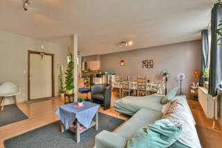 Aangenaam en lichtrijk 2-slaapkamerappartement van ca. 89 m², gelegen op de tweede verdieping in het centrum van Blankenberge. Dit verzorgd appartement in een karaktervol gebouw uit 1930 combineert een praktische indeling met modern comfort en een uitstekende ligging vlakbij winkels, openbaar vervoer en de zeedijk.<br /><br />Via de inkomhal komt u in de ruime leefruimte, afgewerkt met een laminaatvloer en voorzien van grote raampartijen die zorgen voor een mooie lichtinval. Aansluitend bevindt zich de functionele keuken, uitgerust met oven, elektrische kookplaat, dampkap en spoelbak.<br /><br />Het appartement telt twee volwaardige slaapkamers, beide voorzien van laminaatvloer en centrale verwarming op aardgas. De badkamer is praktisch ingericht met ligbad, lavabo en aansluiting voor een wasmachine. Verder is er een apart toilet en een handige berging met cv-ketel en zekeringskast.<br /><br />Met een EPC-label B (189 kWh/m² jaar) is er geen renovatieplicht, wat dit appartement extra interessant maakt voor zowel eigen bewoning als investering. Dankzij de dubbele beglazing in PVC en de centrale ligging vormt dit een uitstekende opportuniteit voor wie comfortabel wil wonen aan de kust. Momenteel is het appartement verhuurd.